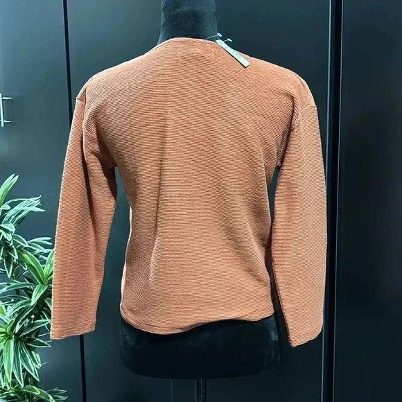 Madewell Texture & Thread V-neck, tie knot waist, textured long sleeve top - Picture 2 of 10